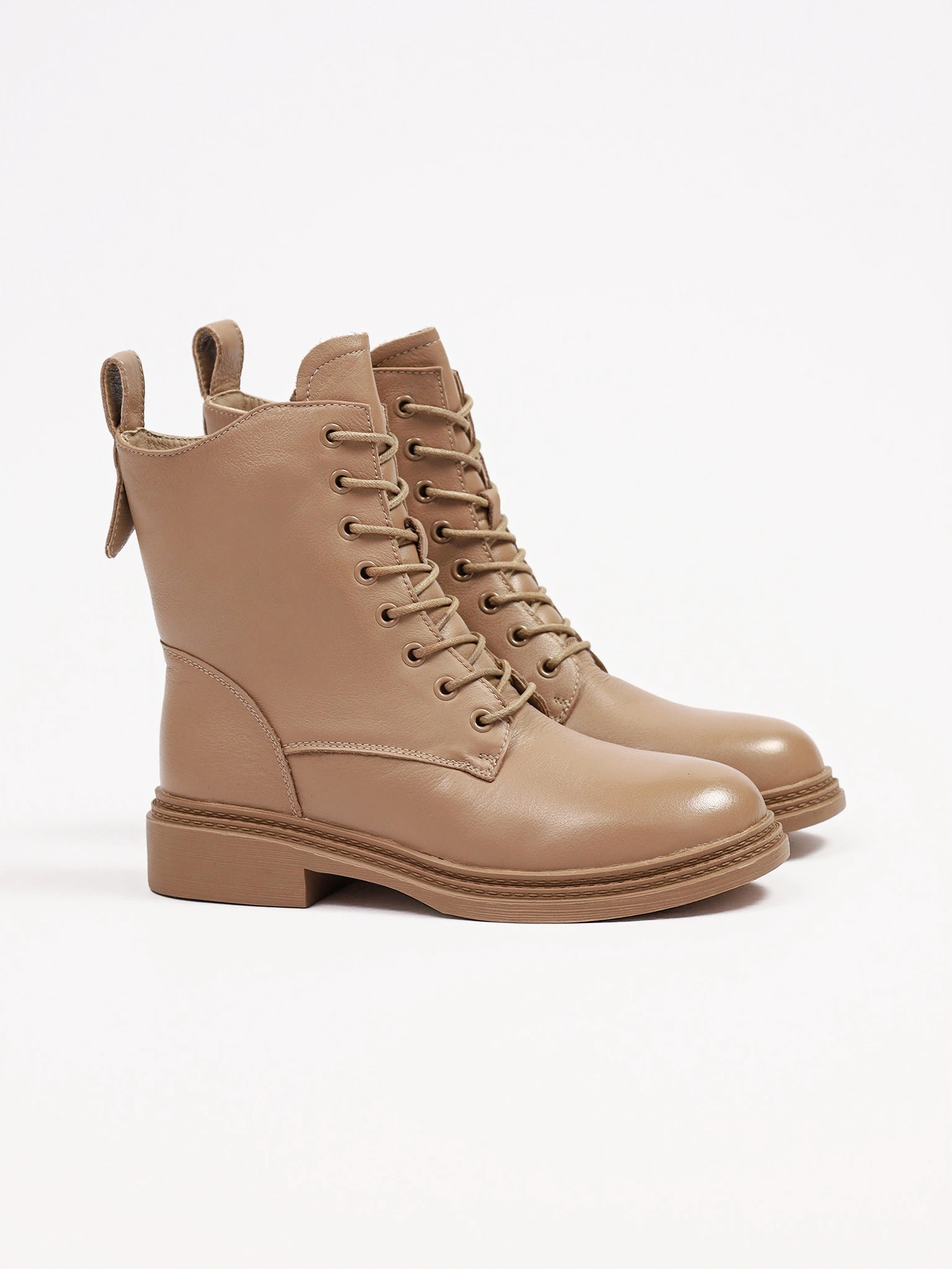 Ботинки бежевого цвета на среднем широком каблуке